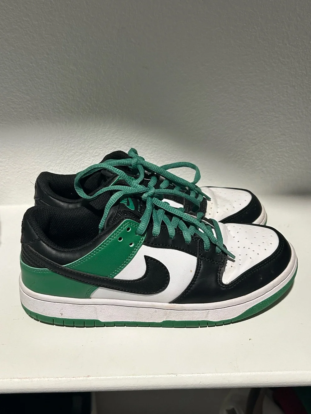 Nike Low Top Sneakers in White, Black & Green